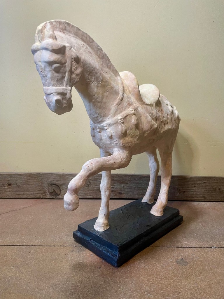 brady bunch horse statue replica noorlag 5